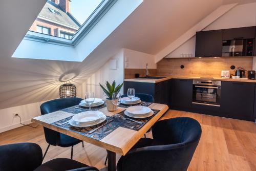 - une cuisine et une salle à manger avec une table et des chaises dans l'établissement DOWNTOWN LOFT - CENTRE VILLE - WiFi - NETFLIX, à Amiens