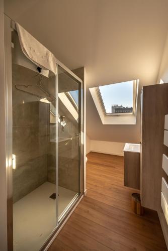 a bathroom with a glass shower with a skylight at DOWNTOWN LOFT - CENTRE VILLE - WiFi - NETFLIX in Amiens