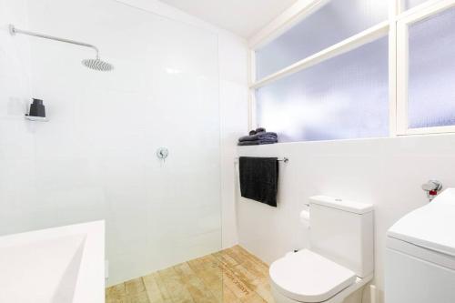 Koupelna v ubytování Modern Stylish Self-contained Studio Apartment