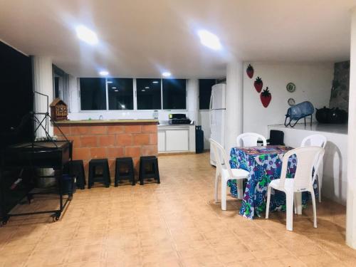 a living room with a table and chairs and a kitchen at Finca Villa Maju K24 Vista naturaleza clima delicioso A 30 min Cali in Papagalleros