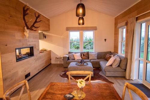 ein Wohnzimmer mit einem Sofa und einem Tisch in der Unterkunft Red Cottages Staveley in Staveley