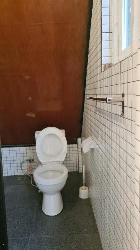 Un baño de Saho Coffee & Rooms