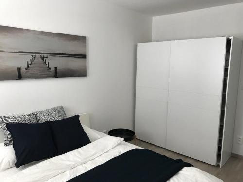 シャモリンにあるŠamorín modern apartmensのベッドルーム1室(ベッド1台付)が備わります。壁には絵画が飾られています。