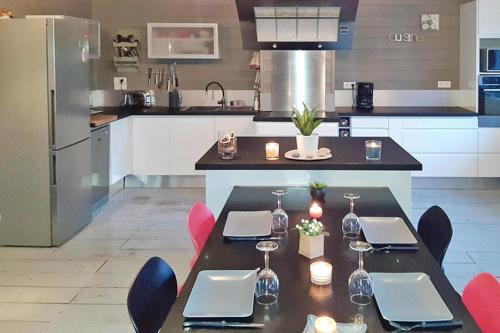 une cuisine avec une table avec des verres à vin dessus dans l'établissement Stone House in Plouezec near Goelo Coast, à Plouézec