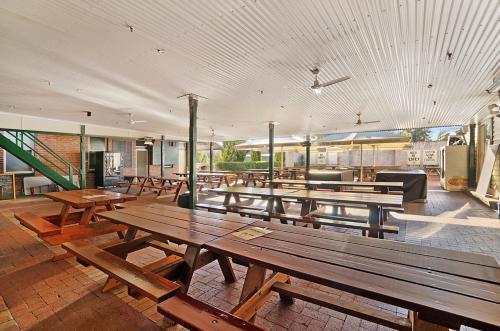 un grupo de mesas de picnic en un edificio en Central Hotel Stroud, en Stroud