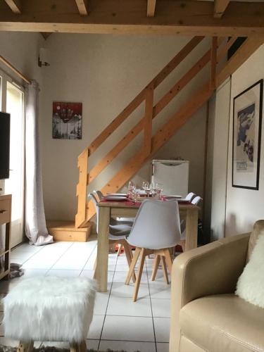 Ruang duduk di Chalet tout confort 3 chambres