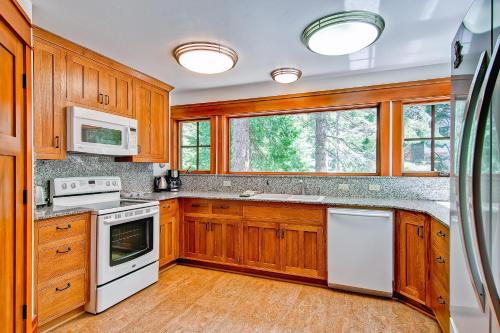 Dapur atau dapur kecil di Ahwahnichi Lodge