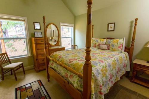 Un dormitorio con una cama, una cómoda y un espejo. en Birds Eye Vista, en Yosemite West