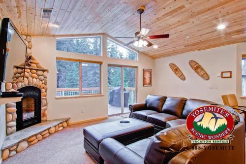 a living room with a couch and a fireplace at Explorers Retreat in Yosemite West