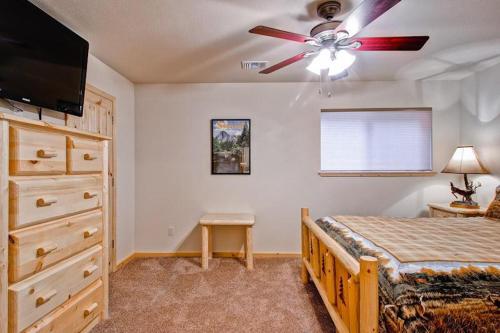 a bedroom with a bed and a ceiling fan at Explorers Retreat in Yosemite West