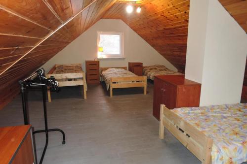 una camera mansardata con 3 letti e una macchina fotografica di holiday home, Szczecin a Stettino