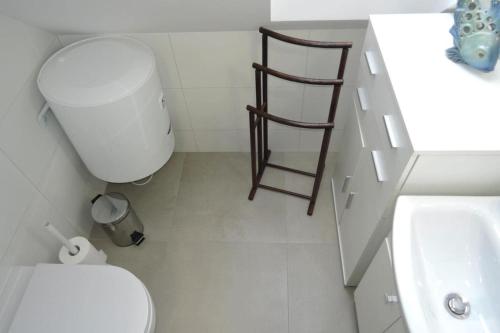 uma casa de banho com um WC, um lavatório e um banco em holiday home, Stepnica em Stepnica