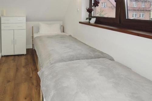 um quarto com uma cama e uma janela em holiday home, Stepnica em Stepnica