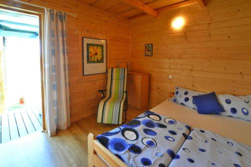 ein Schlafzimmer mit einem Bett in einem Blockhaus in der Unterkunft Holiday resort, Sarbinowo in Sarbinowo