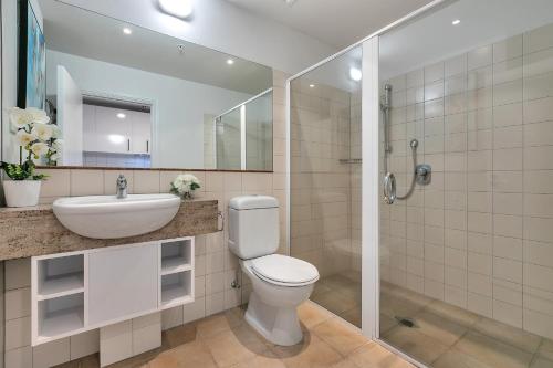 Ένα μπάνιο στο Sky Tower Serenity + Rooftop Pool