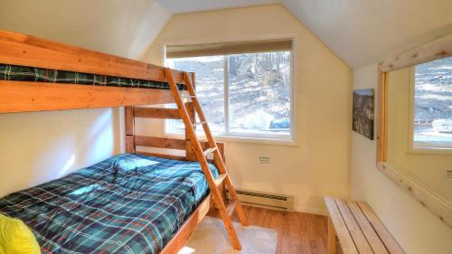 a bedroom with a bunk bed and a window at Hawks Nest Lodge in Yosemite West