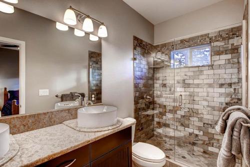 A bathroom at Kildrummy Lodge