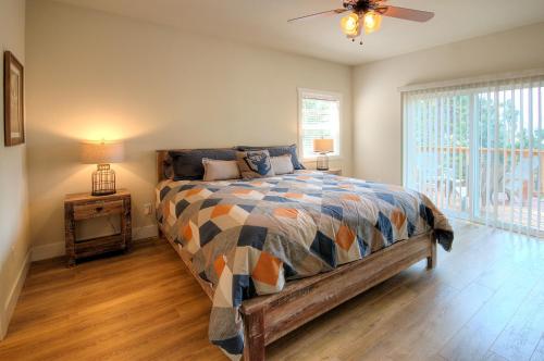 Un dormitorio con una cama y un ventilador de techo. en River Rock Retreat, en Yosemite West