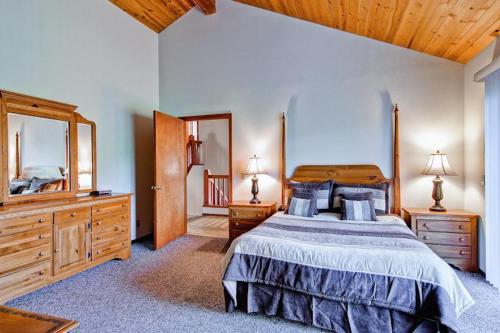 een slaapkamer met een bed, een dressoir en een spiegel bij Sport Chalet in Yosemite West