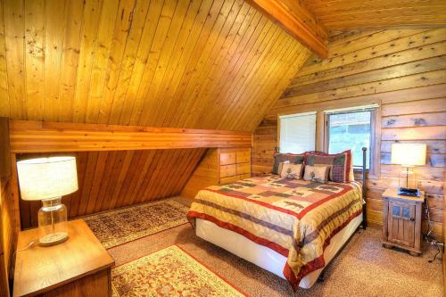 Кровать или кровати в номере Treetops Cabin