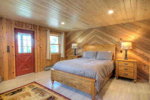 1 dormitorio con 1 cama y puerta roja en Stoneoaks en Yosemite West