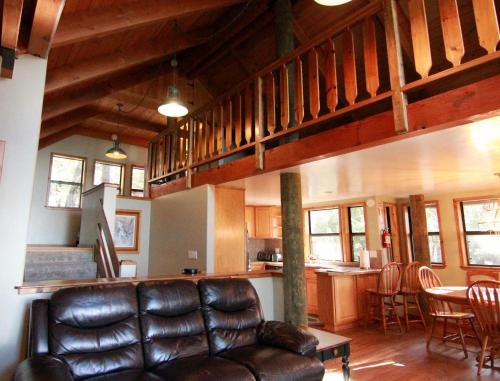 ヨセミテ・ウェストにあるTree House Lodgeのリビングルーム(革張りのソファ付)、キッチン