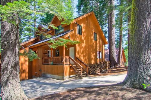 une maison dans les bois avec des arbres dans l'établissement Yosemite View, à Yosemite West