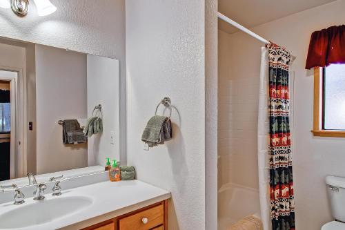 une salle de bain avec un lavabo et une douche dans l'établissement Yosemite View, à Yosemite West