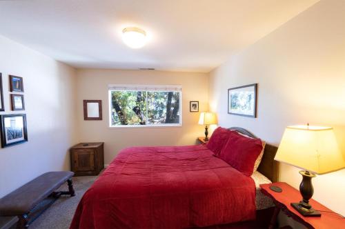 Кровать или кровати в номере Yosemite Park Place