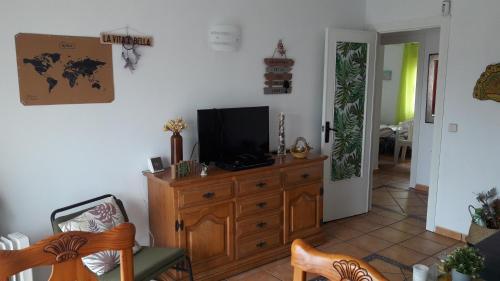 Televízia a/alebo spoločenská miestnosť v ubytovaní La Palmera