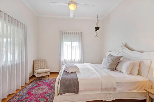 A bed or beds in a room at Divine Cottage - WiFi - Bangalow