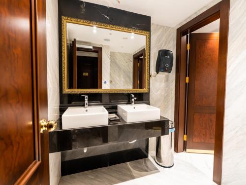 a bathroom with two sinks and a mirror at Ilci Residence Hotel in Ankara
