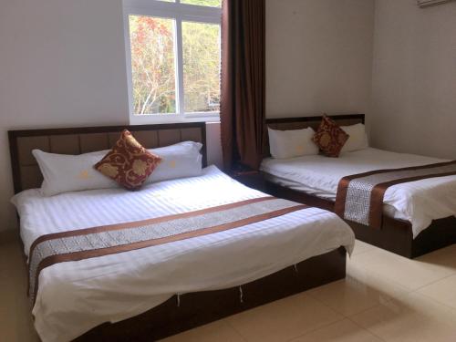 Ένα ή περισσότερα κρεβάτια σε δωμάτιο στο SONG HONG VIEW HOTEL