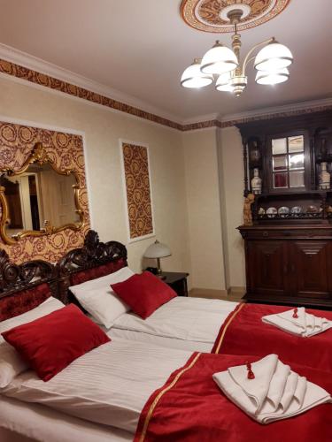 una camera con due letti con lenzuola rosse e bianche di Apartament Jasiu a Ustka