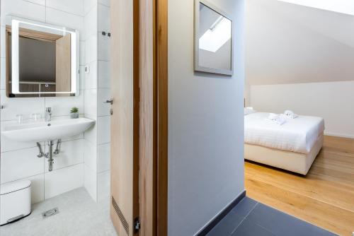 La salle de bains est pourvue d'un lavabo et d'un lit dans la chambre. dans l'établissement Dubrovnik Central Accommodation, à Dubrovnik