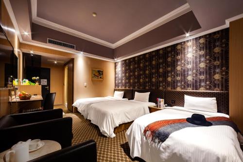 Un pat sau paturi într-o cameră la All Fun Business Hotel