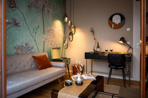 Urbn Dreams II في برلين: غرفة معيشة مع أريكة وطاولة