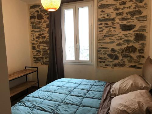 - une chambre avec un lit bleu en face d'une fenêtre dans l'établissement Maison de maître Ortiporiu, à Ortiporio