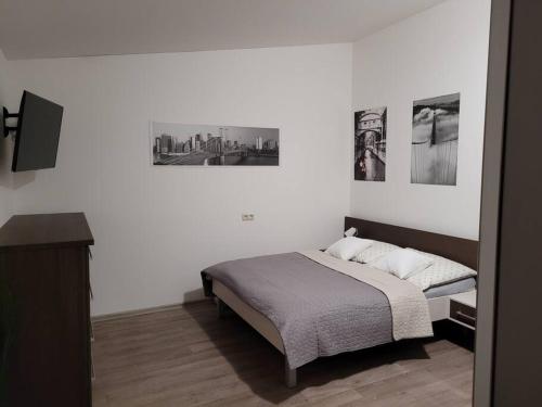 大洛西尼Velký apartmán Sophia (s infrasaunou) č. 1的卧室里有一张床，墙上挂着两幅画