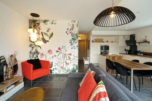 een woonkamer met een bank en een tafel bij Le Saint-Jore - 2 bedroom apartment balcony & parking in Saint-Jorioz