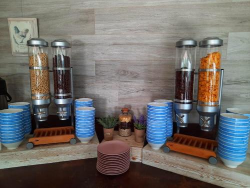 un estante lleno de platos y tazas azules y blancas en Hotel Riviera, en Mamaia