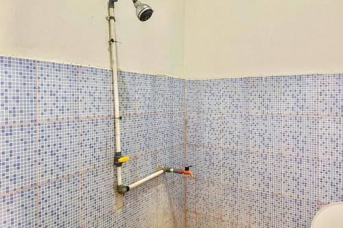 Koupelna v ubytování Ekas Beach Guesthouse Mitra RedDoorz
