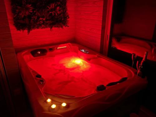 bañera roja con luces en una habitación roja en JACUZZI PRIVADO y BARBACOA EN VILLA PARADISE, en Miami Platja