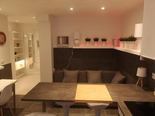 a living room with a table and a couch at Vive Vitoria en el Parque del Prado! U2 in Vitoria-Gasteiz