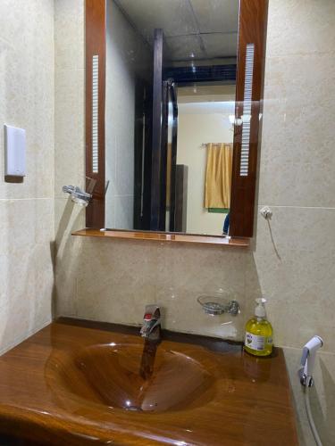 沙迦Entire Studio Flat in Sharjah.的浴室水槽设有镜子和水龙头