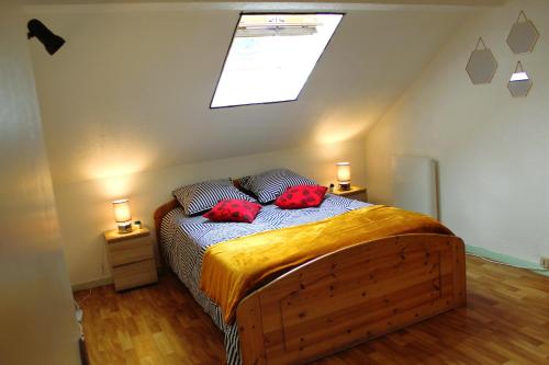 Photo de la galerie de l'établissement Charmant appart sous toits proche Château des Ducs, à Chambéry