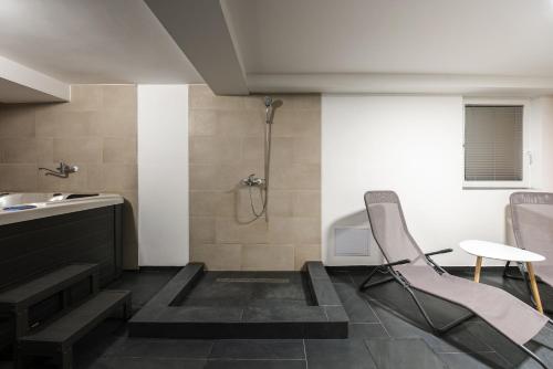 La salle de bains est pourvue d'un lavabo et d'une douche. dans l'établissement Villa DonLeone, à Ponikva