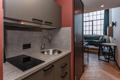 Kuchyň nebo kuchyňský kout v ubytování Hotel de Timmerfabriek I Kloeg Collection
