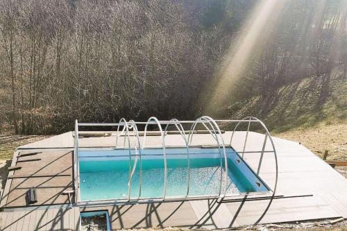 una piscina con marco de metal en una terraza en Pool & Wellness Chalet Sunshine - Happy Rentals en Vransko