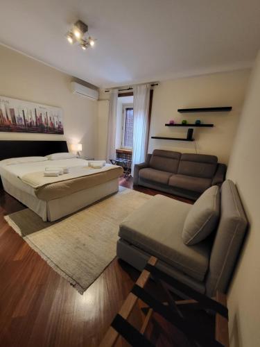 1 dormitorio grande con 1 cama y 1 sofá en Colosseo Homerents 2, en Roma